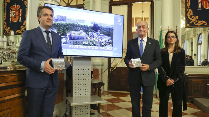 Carlos Conde, Francisco de la Torre y Susana Carillo, en la presentación de los Presupuestos del Ayuntamiento de Málaga de 2020.