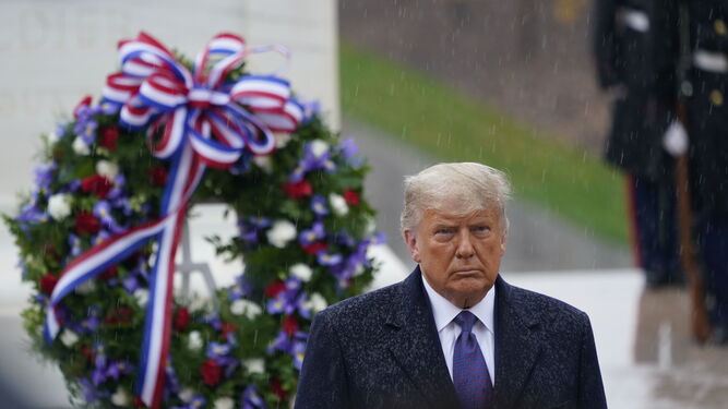 Trump participa en un acto por el Día del Veterano en su primera aparición pública tras conocerse su derrota.
