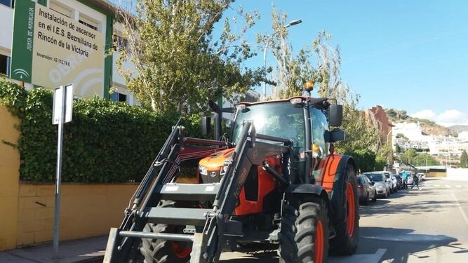 Tractor para la desinfección de las calles de Rincón.