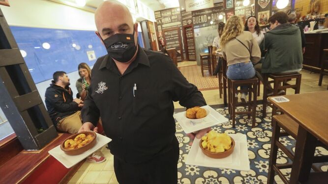 Un camarero en un restaurante en Málaga capital.