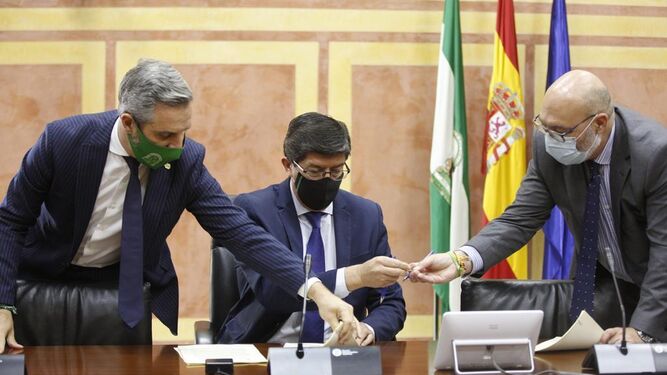 Juan Bravo, Juan Marín y Alejandro Hernández, en el Parlamento durante la firma del acuerdo.