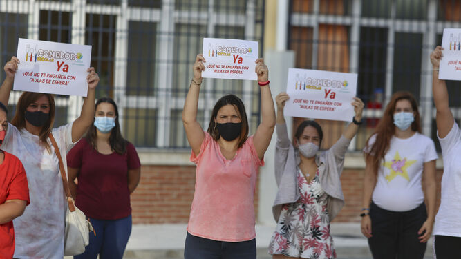 Madres protesta por la falta de comedor en el colegio Guadaljaire de Málaga capital.