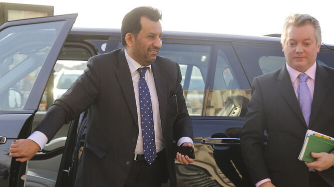 Abdullah Al-Thani, junto a su abogado a la llegada para el juicio con BlueBay.
