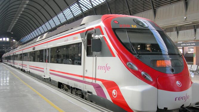 Uno de los trenes de Cercanías de Sevilla en la estación de Santa Justa.