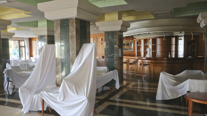 S&aacute;banas blancas visten el hotel Amaragua de Torremolinos, cerrado por el coronavirus, en fotos