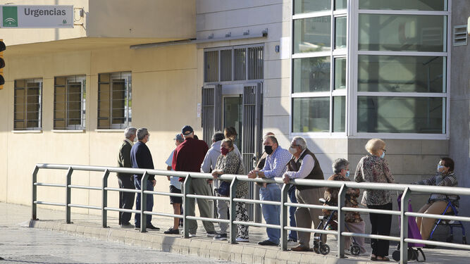 Varias personas esperan para ser atendidas ante un centro sanitario.