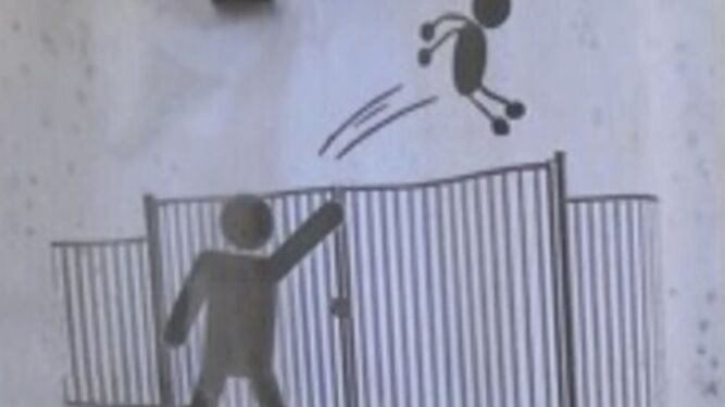 Un colegio francés se queda de unos padres que lanzan a sus hijos por encima de la verja