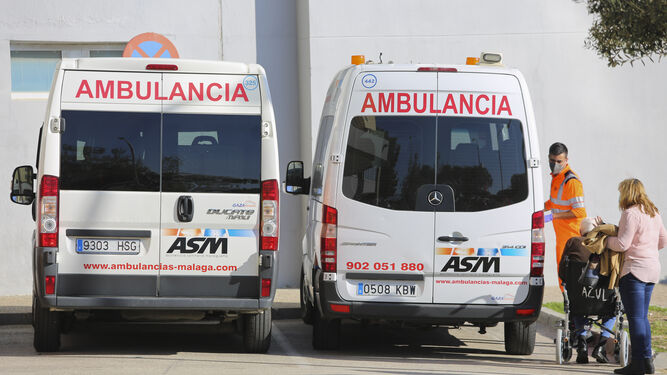 Ambulancias ante el Hospital Clínico.