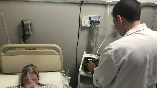 Un profesional hace una prueba de sueño a un paciente.