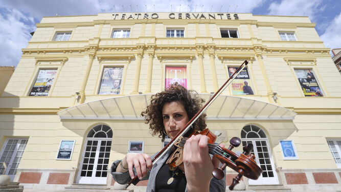 La violinista malagueña Marina Peláez, frente al Teatro Cervantes.