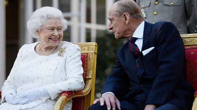 La reina Isabel sonríe tras un comentario de su esposo, el duque de Edimburgo.