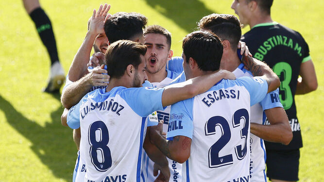 Los jugadores del Málaga celebran el gol de Juande.