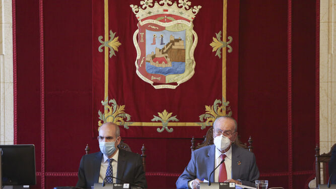 Moreno Brenes y De la Torre, en el último Pleno del Ayuntamiento de Málaga.