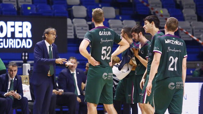 Luis Casimiro habla con sus jugadores durante un partido de ACB.