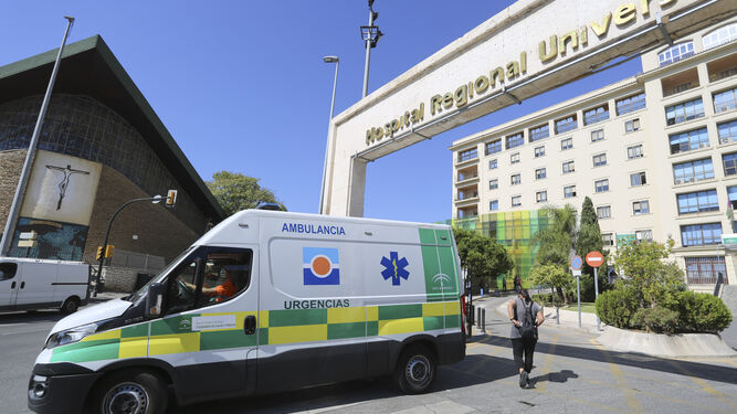 Entrada al Hospital Regional de Málaga.