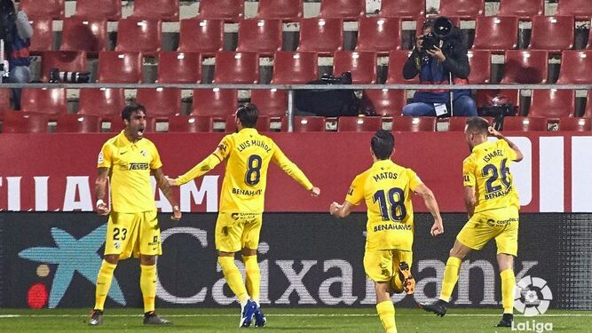 El Málaga CF celebra el gol de Escassi al Girona