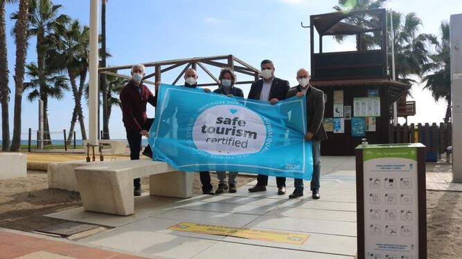 El alcalde, Josele González (2º D), y el concejal de playas, José Carlos Martín (1º D), en la entrega de la bandera ‘Safe Tourism Certified’.