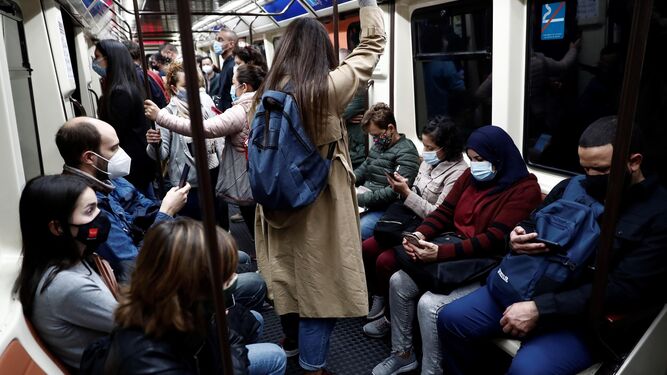 Varias personas viajan en un vagón del metro de Madrid en una imagen del pasado mes de octubre.