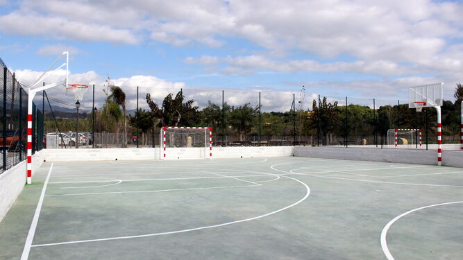 Vista de la pista instalada en La Cala para la práctica del fútbol sala y el baloncesto.