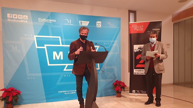 Víctor González y José Antonio Mesa Toré, este jueves, en la lectura del fallo del premio.