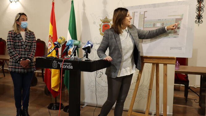 La alcaldesa de Ronda durante  la presentación del proyecto.