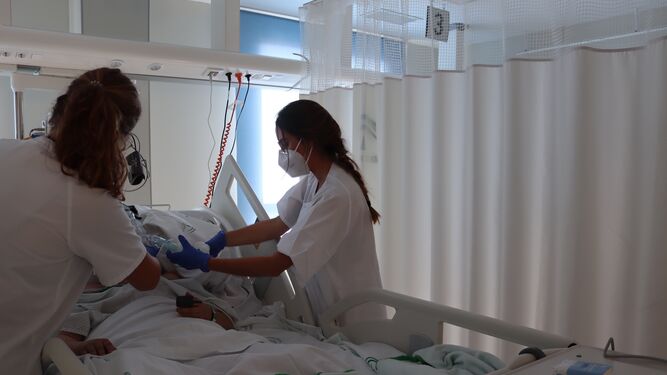 Sanitarias atienden a un enfermo en el Hospital Regional.