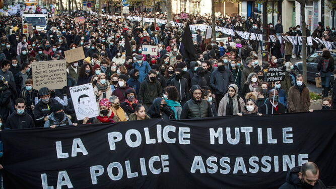 Protestas en París contra la ley que prohíbe captar imágenes de policías.