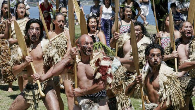 Un grupo de maoríes realizan un 'haka' en Nueva Zelanda