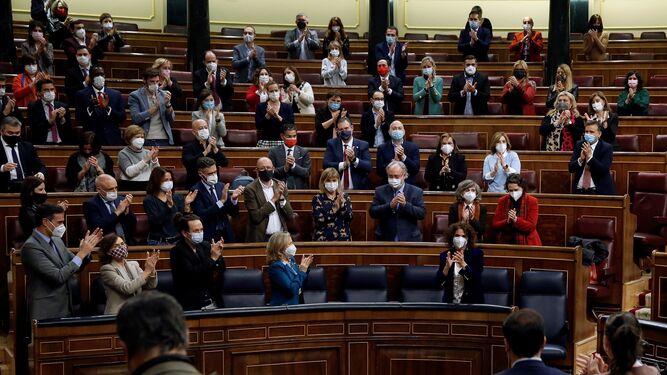 La ministra de Hacienda, María Jesús Montero, aplaudida en el Congreso tras la aprobación de los Presupuestos Generales del Estado de 2021