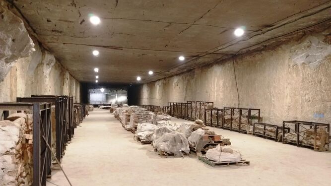 Restos arqueológicos desenterrados en la obra del Metro y acopiados para su futura exposición.