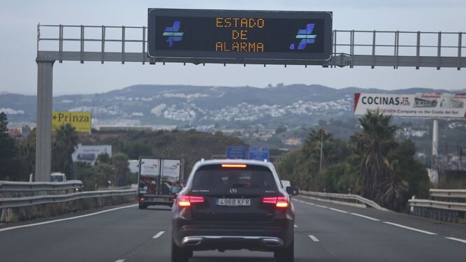 Un cartel de Tráfico recordando el estado de alarma en la A7 en sentido Marbella.
