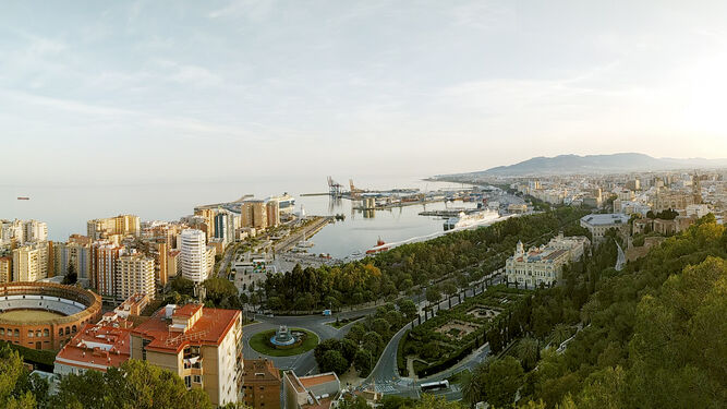 El puerto de Málaga desde un puerto de montaña.