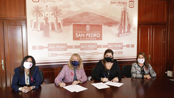 La alcaldesa de Marbella, Ángeles Muñoz (2ª I.), y la presidenta de Aspandem, María José Morales (2ª D.), en la firma del convenio.