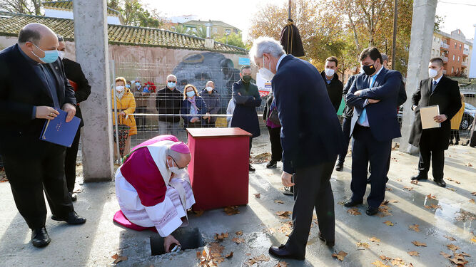 El obispo de Huelva coloca la primera piedra de la parroquia Cristo Sacerdote.