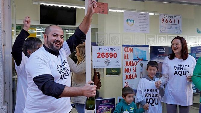 Una familia celebra el premio conseguido en la Lotería