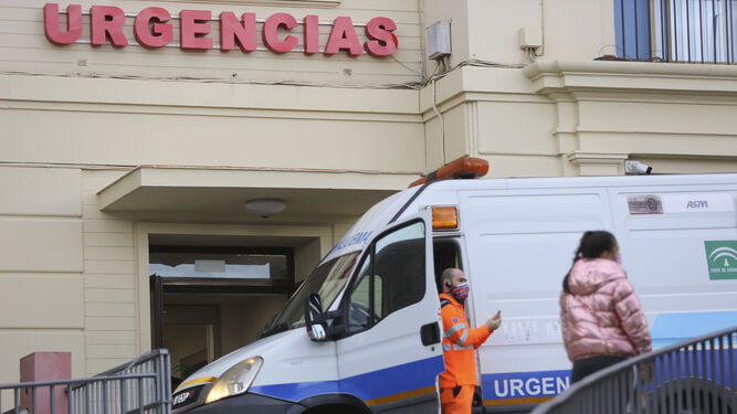 Una ambulancia, en la zona de Urgencias del Hospital Regional de Málaga.