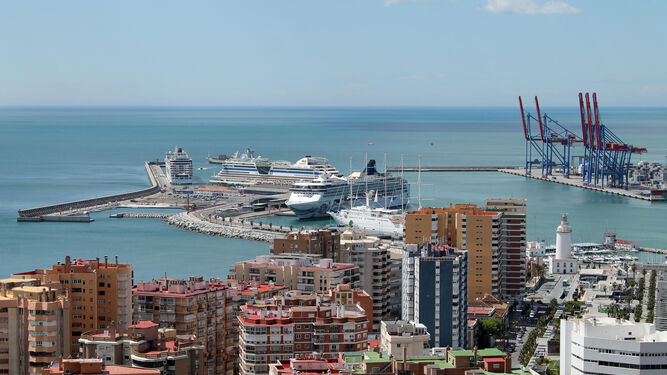 Buques de turistas en las instalaciones crucerísticas del puerto de Málaga.