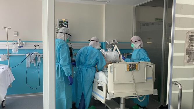 Tres facultativos atienden a un enfermo en las Urgencias del Hospital Regional.