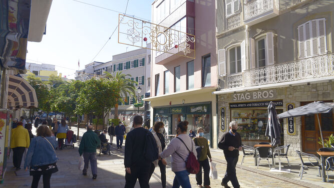 Varias personas pasean por las calles de Gibraltar