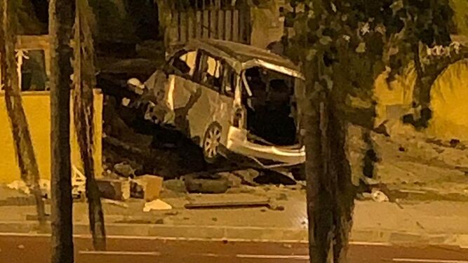 Estado del vehículo tras empotrarse  contra un muro en Málaga capital