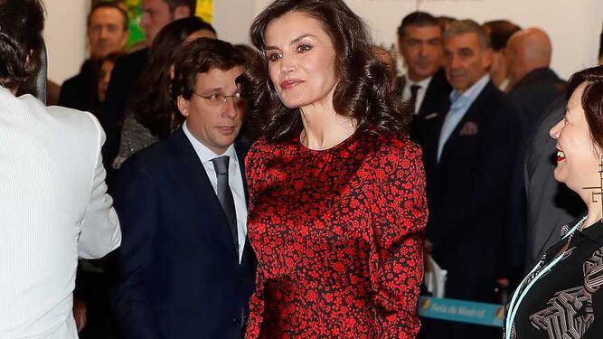 Vestido con estampado de flores en tonos rojos y negros y manga abullonada de & Other Stories, que Doña Letizia llevó en la inauguración de ARCO.