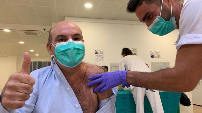 El neumólogo José Luis Velasco se vacuna en el Hospital Clínico de Málaga.