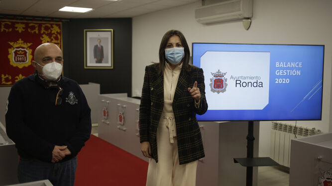 La alcaldesa de Ronda junto al primer teniente de alcalde.