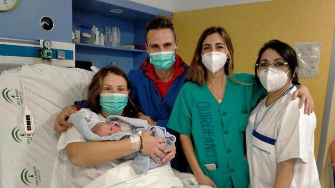 Chiara Luna, el primer bebé andaluz de 2021, nace en el Materno Infantil de Málaga.