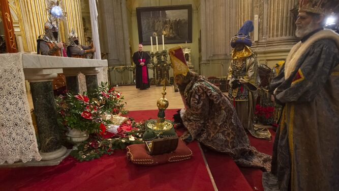 Los Reyes Magos en la ofrenda en la Catedral de Málaga