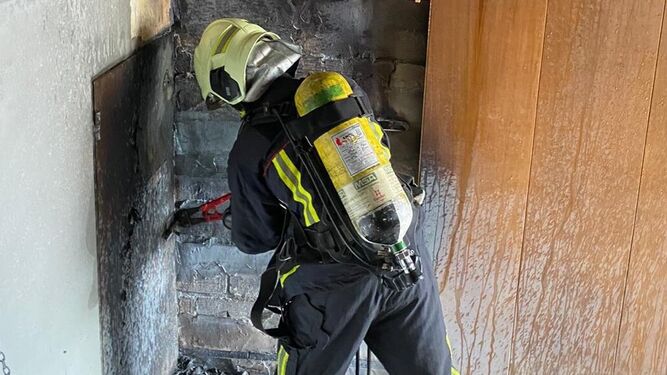 Tres adultos y un menor, afectados en el incendio de una vivienda de Ronda