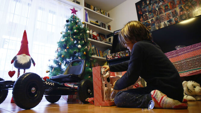 Un niño estrena sus regalos de Reyes en su casa, este miércoles, en Málaga.