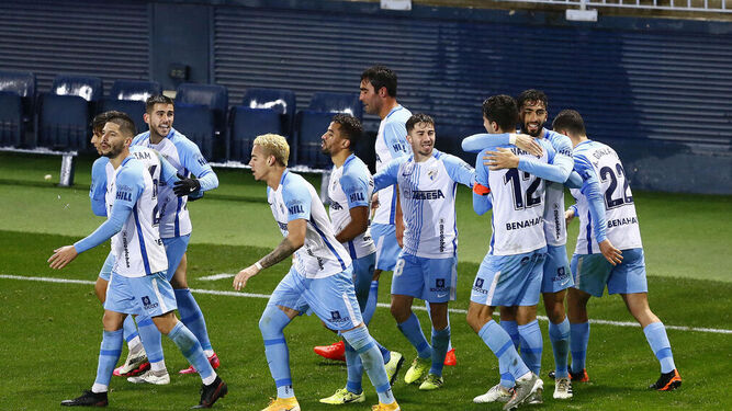 Los jugadores del Málaga celebran un gol en La Rosaleda.