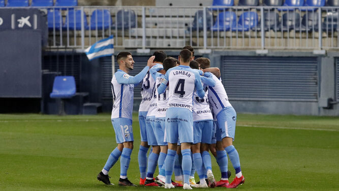 Los jugadores celebran el gol de Yanis ante el Oviedo.