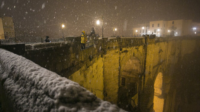 Nieve sobre los muros del Puente de Ronda